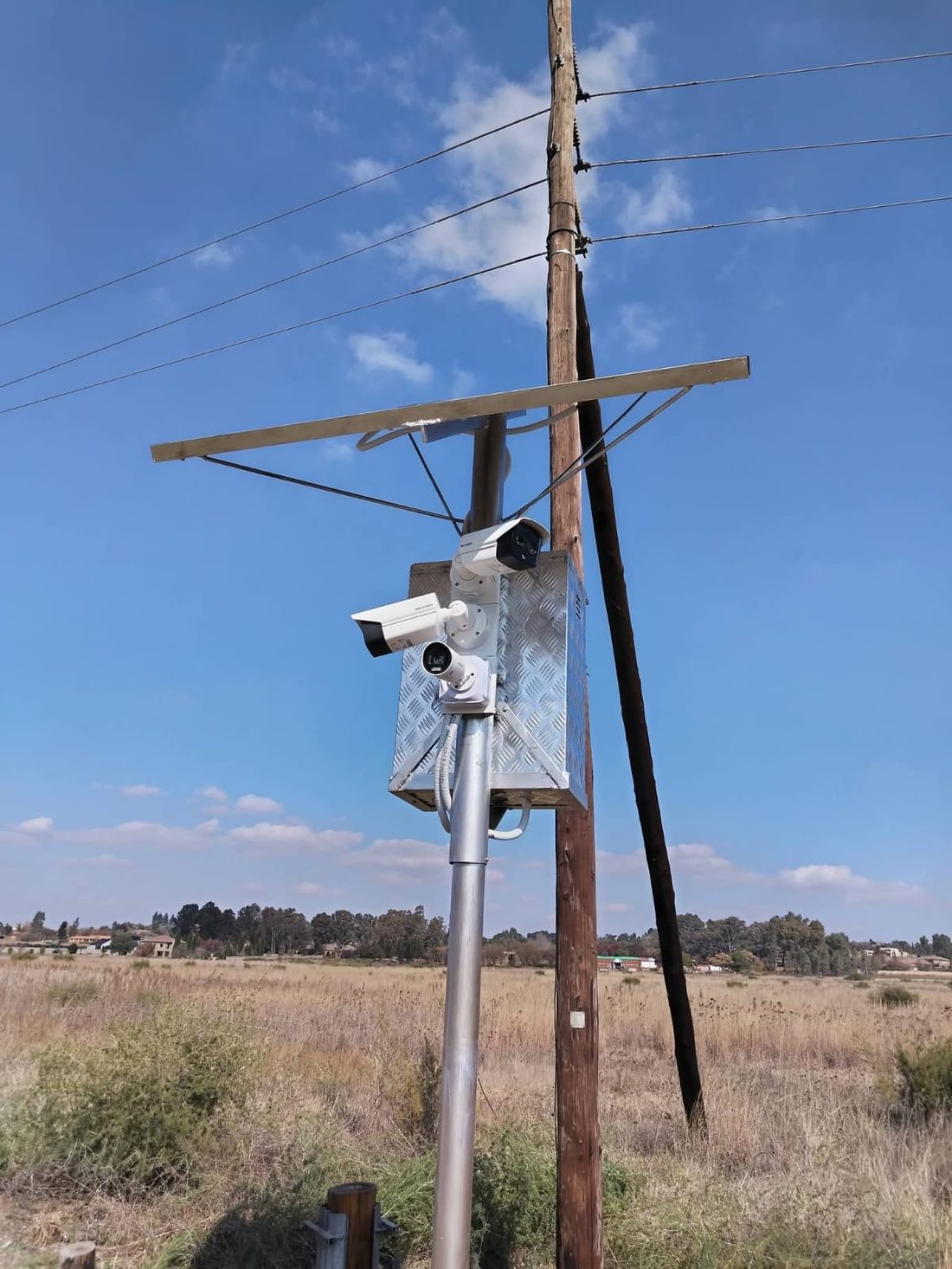 Solar-powered multi-camera rapid deployment pole